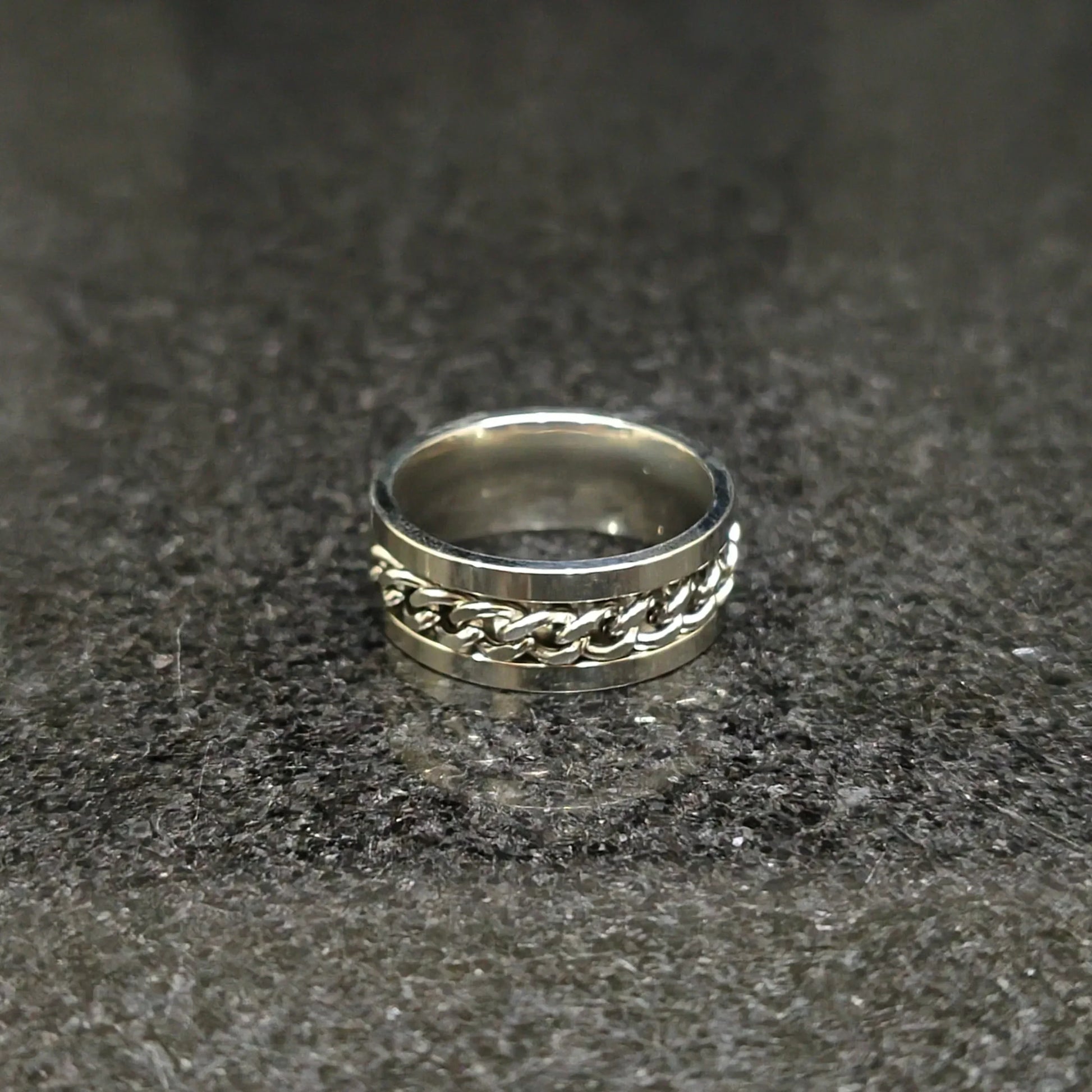 Silver crub chain ring for men in Pakistan with a polished finish and bold chain design