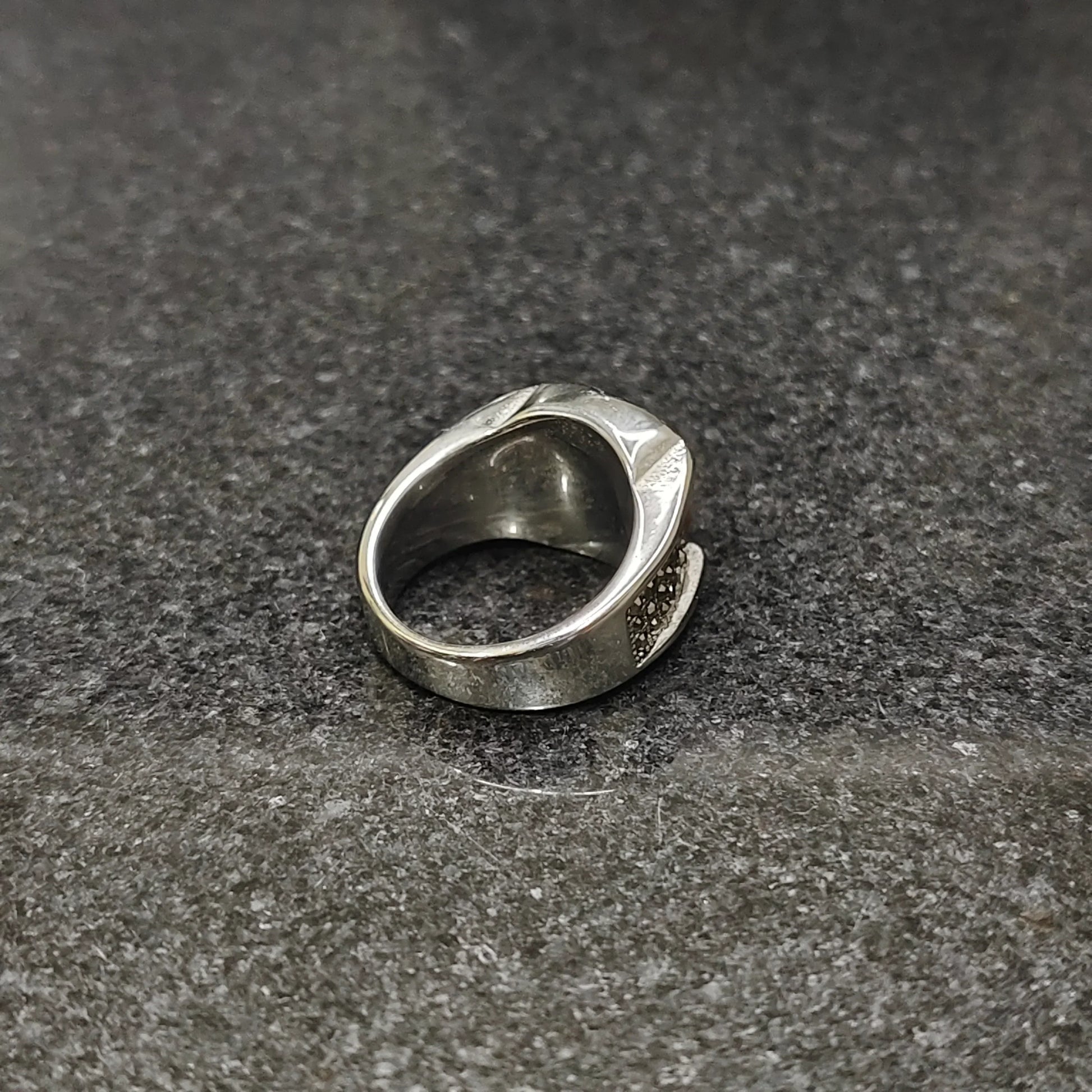 Turkish onyx riger ring for men in pakistan made of polished silver with intricate design
